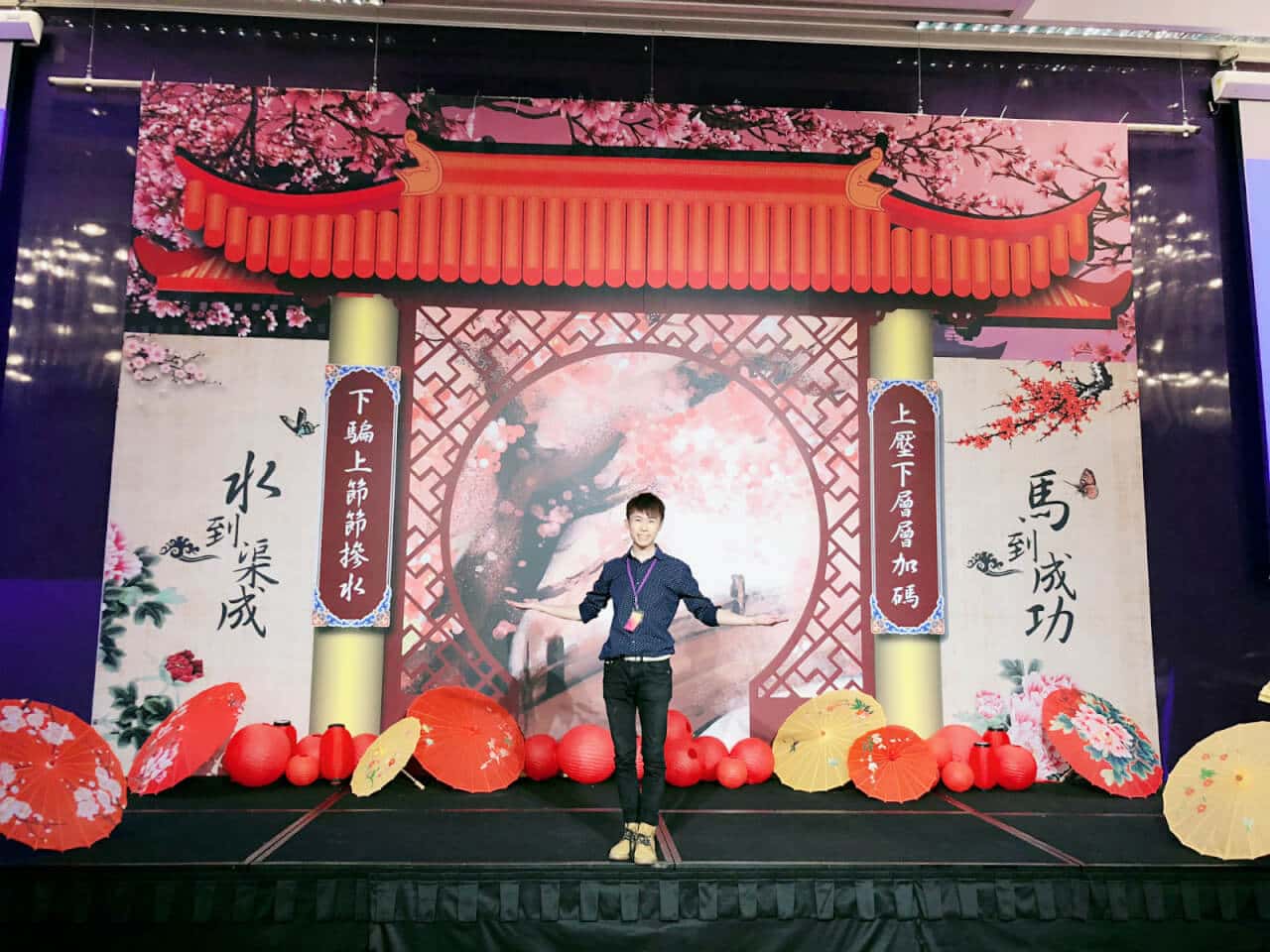 尾牙舞台 中國宮廷風背板與紅燈籠佈置