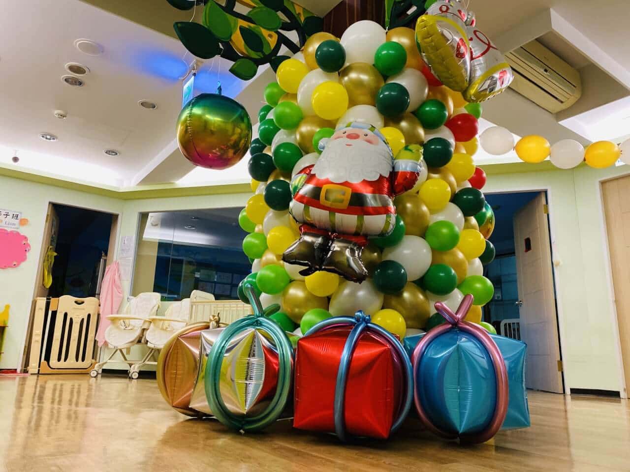 聖誕節 氣球聖誕樹與禮物盒佈置